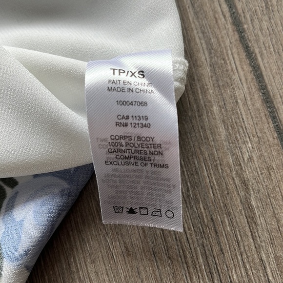 DYNAMITE | Blue Floral Blouse - Picture 3 of 4